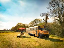 Glamping  Amerikansk Skolbuss  Lee Meadows Farm